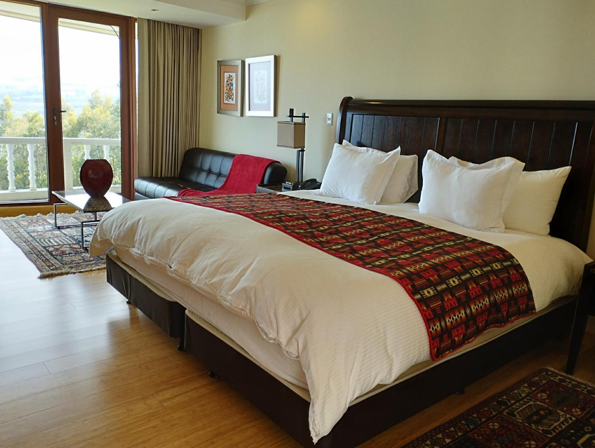 Hotel Medina Del Lago Отавало Экстерьер фото
