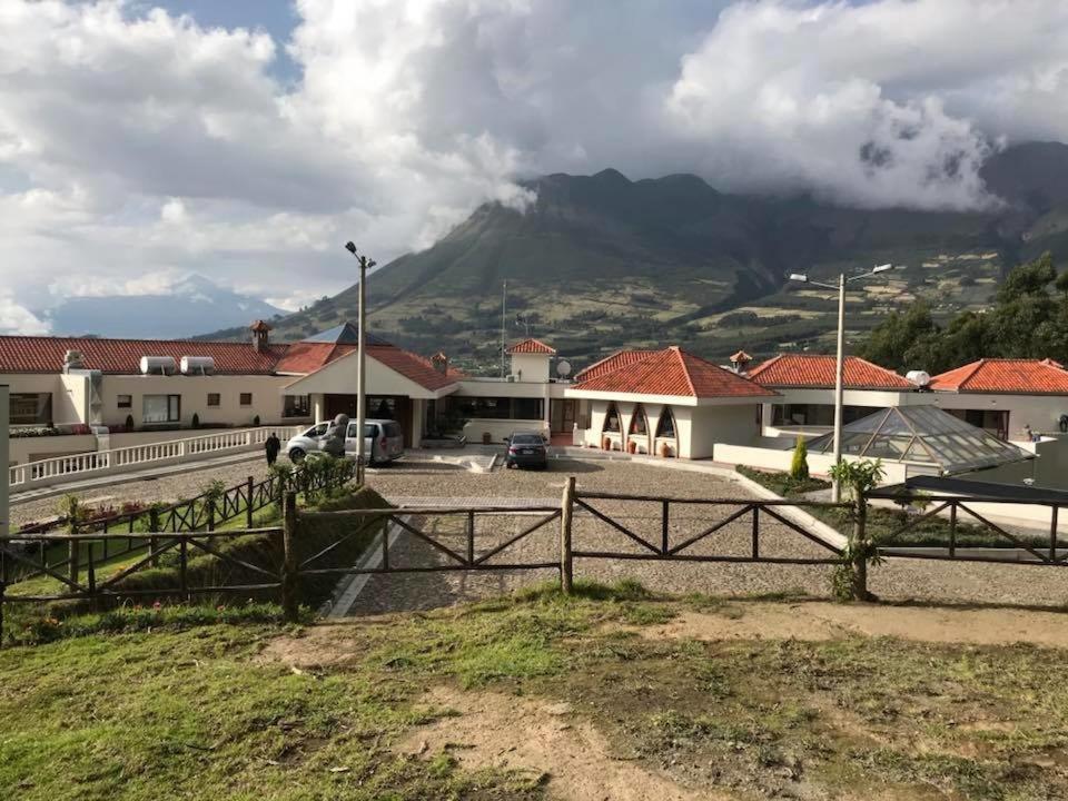Hotel Medina Del Lago Отавало Экстерьер фото