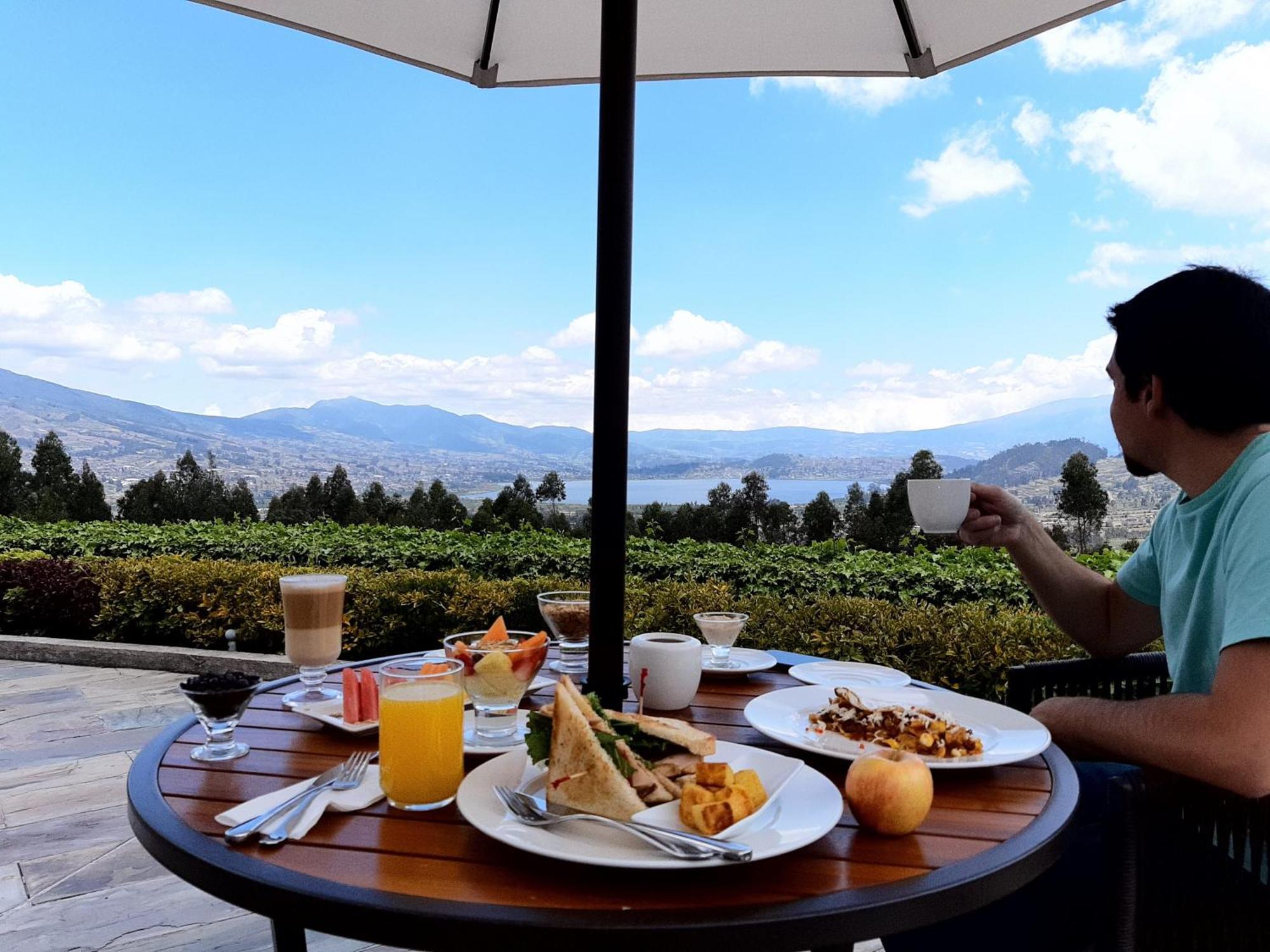 Hotel Medina Del Lago Отавало Экстерьер фото